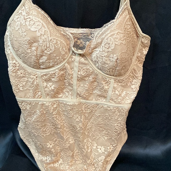 Taupe lace bodysuit - Picture 1 of 3